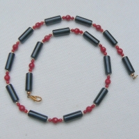 Ketting met kralen van onyx en koraal